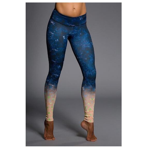 Onzie TIME-TRAVEL GRAPHIC Leggings - Picture 1 of 8
